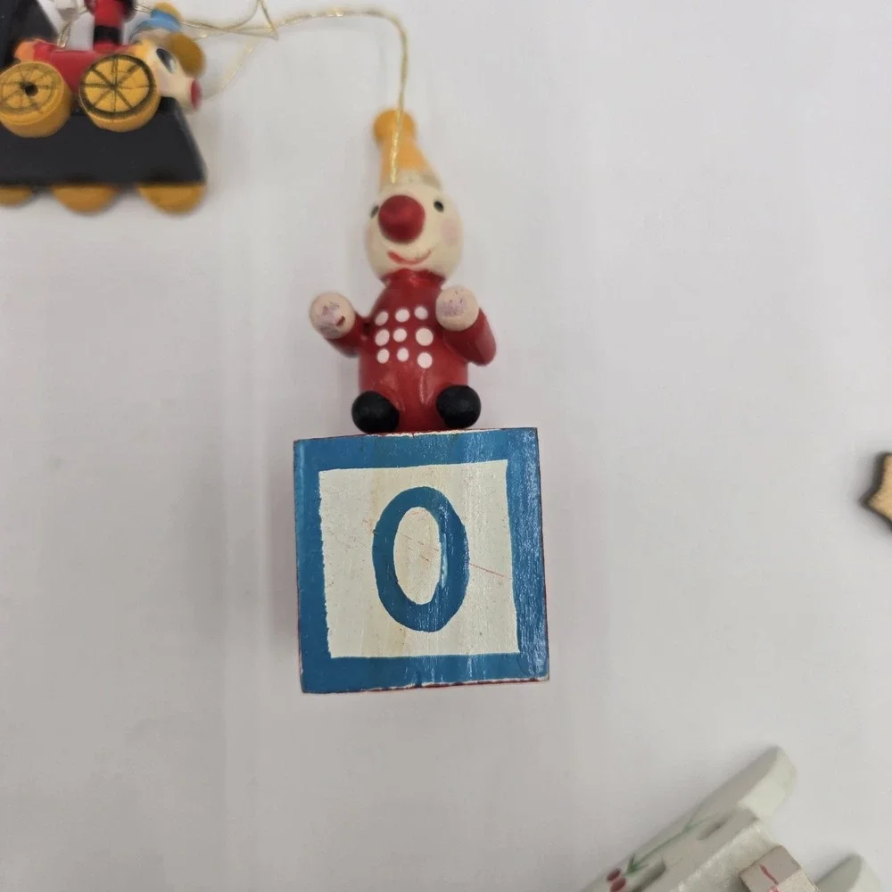READ 12 Vtg Miniature Wooden Christmas‎ Tree Ornaments Hand-Painted